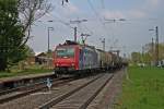 SBB Cargo Re 482 024-7 am 02.05.2013 bei der Ausfahrt aus der Gleisbaustelle in Kenzingen mit einem Kesselwagenganzzug gen Sden.