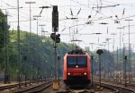 482 007-2 von SBB-Cargo fhrt mit einem langen Containerzug aus Antwerpen-Oorderen(B) nach Gallarate(I) bei der Ausfahrt von Aachen-West und fhrt in Richtung Aachen-Hbf,Kln bein schnem Sonnenschein am 25.5.2013.