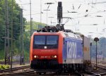482 007-2 von SBB-Cargo fhrt mit einem langen Containerzug aus Antwerpen-Oorderen(B) nach Gallarate(I) bei der Ausfahrt von Aachen-West und fhrt in Richtung Aachen-Hbf,Kln bei schnem Sonnenschein am 25.5.2013.