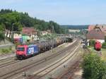 482 046-0 der SBB Cargo zieht am 16. Juli 2013 einen Kesselwagenzug durch Kronach in Richtung Lichtenfels.