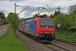 SBB Cargo Re 482 019-7 zusammen mit SBB Cargo Re 482 010-6  Verstehen sie mehr als nur Bahnhof?  als Doppeltraktion vor einem schwerem KLV in der Kurve von Schallstadt in Richtung Schweiz. (09.05.2013)