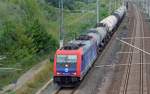 482 037 hat am 23.08.13 Kesselwagen aus Grokorbetha nach Bitterfeld gebracht und fhrt nun mit der Rckleistung zurck nach Grokorbetha. Hier durchfhrt die bergabe Holzweiig Richtung Halle(S).