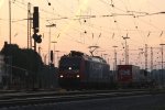 482 028-8 von ChemOil/SBB Cagro fhrt mit einem langen Containerzug aus Antwerpen-Oorderen(B) nach Gallarate(I) bei der Ausfahrt von Aachen-West und fhrt in Richtung Aachen-Hbf,Kln am einem schnem Sommerabend und der Abendstimmung am 3.9.2013.  