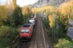 482 023-9 von SBB Cargo  Olten  kommt aus Richtung Kln mit einem langen Containerzug aus Duisburg-Ruhrort-Hafen(D) nach Novara(I) und fhrt in Koblenz auf der Rechte Rheinstrecke (KBS 465) bei Bad-Honnef am Rhein an einem tollem Herbsttag am 24.10.2013.