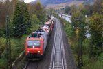 482 023-9 von SBB Cargo  Olten  kommt aus Richtung Kln mit einem langen Containerzug aus Duisburg-Ruhrort-Hafen(D) nach Novara(I) und fhrt in Koblenz auf der Rechte Rheinstrecke (KBS 465) bei