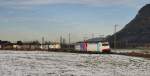 Kurz vor Sonnenuntergang am 17.12.2013 kommen 186 139-2 LM und 482 045-2 der SBB Cargo mit einem Kombiverkehr von München auf der Fahrt nach Italien, hier bei Niederaudorf. Die 482 045-2 ist von Lokomotion angemietet.