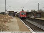 482 049 der SBB Cargo rauscht gerade durch Nienburg (Weser).