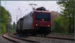 Die SBB 482 010-6 legt sich mit ihrer Güterfracht elegant in den Gleisbogen bei Eschweiler(Rhl) auf der Kbs 480.Bildlich festgehalten Anfang Mai 2013.