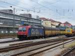 Mit einen Altmann Ganzzug am Haken fährt am 15.05.2014 SBB Cargo 482 048 durch Regensburg(Hbf.).