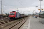 Die 482 044-5 der SBB Cargo mit einem Altschwellenzug am 01.09.2014 bei der Durchfahrt in Oranienburg.