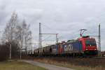 SBB Cargo/HSL 482 044 mit einer SBB Cargo/HSL 421 und einem Müslibomber am 15.2.14 in Dedensen-Gümmer.