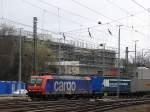 482 000-7 von SBB-Cargo kommt aus Richtung Köln,Aachen-Hbf,Aachen-Schanz mit einem langen Containerzug aus Gallarate(I) nach Antwerpen-Oorderen(B) und fährt in Aachen-West ein. 
Aufgenommen vom Bahnsteig in Aachen-West.
Bei Regenwolken am 21.3.2015.