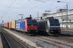 SBB/MRCE: Die Re 482 020-5 von SBB Cargo mit einem Containerzug anlässlich einer zufälligen Begegnung mit der schwarzen MRCE Dispolok im Bahnhof Regensburg am 21. November 2014.
Foto: Walter Ruetsch