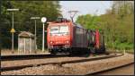 Die 482 007-2 der SBB Cargo legt sich mit einen Auflieger Zug in den Gleisbogen am Bahnhof Eschweiler.Szenario von der Kbs 480 am 05.Mai 2015.