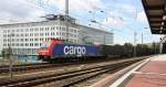 482 046-0 SBB-Cargo für HSL Logistik GmbH kommt durch den Dresden-Hbf mit einem langen  black-boxx Containerzug aus Dresden-Friedrichstadt(Gbf)(D) nach Bad-Schandau(D)  und fährt in Richtung