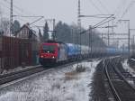 Auch am 7.1.1 in Weddel kurz vor Braunschweig gesehen:  482 044-5 von SBB-Cargo kommt mit einem Kesselwagenzug aus Richtung Magdeburg. Einige Schweizer E-Loks wurden auch an deutsche Privatbahnen vermietet.