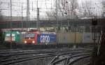 482 023-9 von SBB Cargo kommt aus Richtung Köln,Aachen-Hbf,Aachen-Schanz mit einem  Containerzug aus Novara(I) nach Genk-Zuid Haven(B) und fährt in Aachen-West ein.