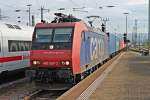 Einfahrt am 25.10.2014 von Re 482 007-2 mit einem Containerzug in Basel Bad Bf gen Norden.