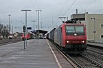 Durchfahrt von Re 482 018-9 am 17.01.2015 mit einem Containerzug in Müllheim (Baden) gen Süden.