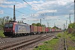 Mit einem Containerzug in Richtung Norden fuhr am 18.04.2015 die Re 482 005-6 durch Müllheim (Baden).