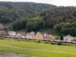 482 033-8 der SBB Cargo durchfährt Bad Schandau an der Elbe am 21. Mai 2016 mit einem Güterzug.