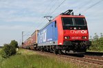 Re 482 028-8  ChemOil Logistics AG  am 13.05.2015 mit einem KLV-Zug bei Hügelheim und fuhr gen Süden.