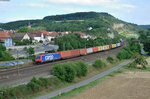 482 043-7 der SBB Cargo mit einem Containerzug bei Retzbach-Zellingen, 23.07.2015