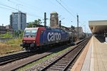 Mit einem Containerzug rollte am 17.06.2015 die Re 482 020-5 abgebügelt über Gleis 1 durch den Badischen Bahnhof von Basel in Richtung Rangierbahnhof Muttenz.