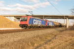 482 045-2 SBB Cargo mit der Wagenlok 482 040-3 und einem Kesselzug  Düsenkraftstoff, Dampfdruck bei 50 °C größer als 110 kPa  in Nennhausen und fuhr weiter in Richtung Stendal.