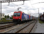 SBB - Loks 484 010 und 484 016 vor Güterwagen bei der durchfahrt in Prattelen am 25.09.2020
