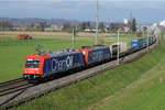 Doppeltraktion Re 484 mit einem internationalen Güterzug bei Bollodingen am 12.