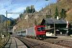 CISALPINO mit der E 484.017 SR  anlässlich der Bahnhofsdurchfahrt Blausee Mitholz im Oktober 2007.