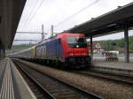 E 484.013 SR, eine Leihlok von SBB Cargo, hat am 06.05.2006 den EC 131  Cisalpino  Basel-Mailand am Haken, als sie pnktlich in Spiez eintrifft. 