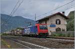 Die SBB Cargo Re 484 001 zeigt sich mit einem Güterzug Richtung Süden bei der Druchfahrt in Vogogna.
