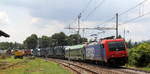484 009-6 von SBB-Cargo kommt mit der rollende Landstraße aus Novara Boschetto)(I) nach Freiburg-(Brsg)Rbf(D) und fährt durch Orta-Miasino(I) in Richtung Domodossola(I).