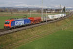 Re 484 von SBB Cargo International zu SBB Cargo National.
Erster Güterzug von SBB Cargo mit der Re 484 006 bei Bollodingen am 8. Januar 2021.
Durch die Inbetriebnahme dieser modernen und leistungsfähigen Lokomotiven bei SBB Cargo werden Altbaulokomotiven aus dem Betrieb zurückgezogen und nach und nach verschrottet. 
Foto: Walter Ruetsch