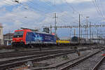 Re 484 020-3 durchfährt den Bahnhof Pratteln. Die Aufnahme stammt vom 05.01.2022.