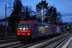 Re 484 neu im Re 620-Revier.
Anstelle einer Re 10 brachten am 6. Januar 2022 frühmorgens noch bei Nacht die Re 484 015 sowie die Re 484 004 den Schrottzug zum Stahlwerk Gerlafingen.
Foto: Walter Ruetsch