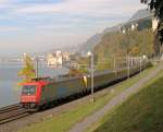 Re 484 014-6 mit EC 121 Genve - Milano beim Chteau de Chillon am 29. 10.2007. (Dank an Herbert und Matthias fr Hilfe bei der Bildkorrektur) 