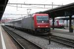 Treffen zweier Bombardier-Loks in Thun: Links steht der Eurocity 132 (Cisalpino  Borromeo ) Milano - Basel mit der von Cisalpino bei SBB Cargo angemieteten 484.017, rechts ist die CFL 4009 sichtbar, welche mit dem Doppelstockzug im Probeeinsatz auf der Berner S-Bahn steht.
Thun, 7. November 2005.