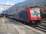 Re 484 016 von SBB Cargo vor dem Ersatz EC 15 im Bahnhof Bellinzona.