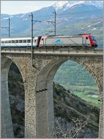 Re 484 mit EC 130 Milano - Bern - Basel auf dem   127 m langen Luogelkin-Viadukt bei Hohtenn   (BLS - Sdrampe)  2.
