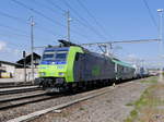 BLS - 485 009-5 mit Rolla bei der Durchfahrt im Bahnhof von Herzogenbuchsee am 28.03.2017