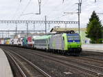 BLS - 485 004-6 mit Rolla bei der durchfahrt im Bahnhof von Rothrist am 03.05.2017