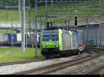 BLS - Loks 485 002-2 und 485 018-6 mit Güterzug unterwegs in Riedtwil am 04.05.2019
