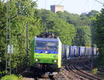 485 005-3 und 475 402-4 beide von BLS kommen aus Richtung Aachen-West mit einem LKW-Zug aus Zeebrugge(B) nach Novara(I) und fahren durch Aachen-Schanz in Richtung