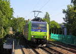 485 005-3 und 475 402-4 beide von BLS kommen aus Richtung Aachen-West mit einem LKW-Zug aus Zeebrugge(B) nach Novara(I) und fahren durch Aachen-Schanz in Richtung