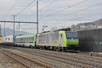 Re 485 018-6 der BLS durchfährt den Bahnhof Gelterkinden.