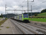 BLS - Loks 485 012 + 486 501 vor Güterzug bei der durchfahrt im Bhf Riedtwil am 24.09.2020