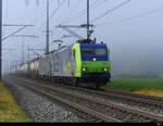 BLS - Lok`s  485 016 + 193 717 mit Güterzug unterwegs bei Lyssach am 31.10.2021